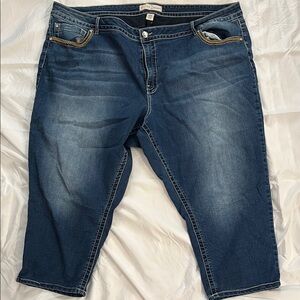 Blue Cropped Ankle Jeans with Distressed Style